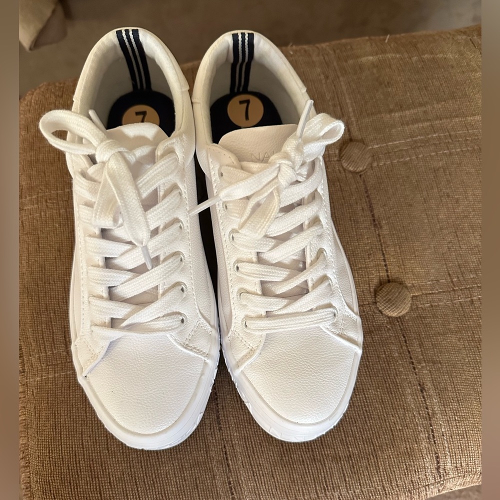 Náutica white sneaker new no tags